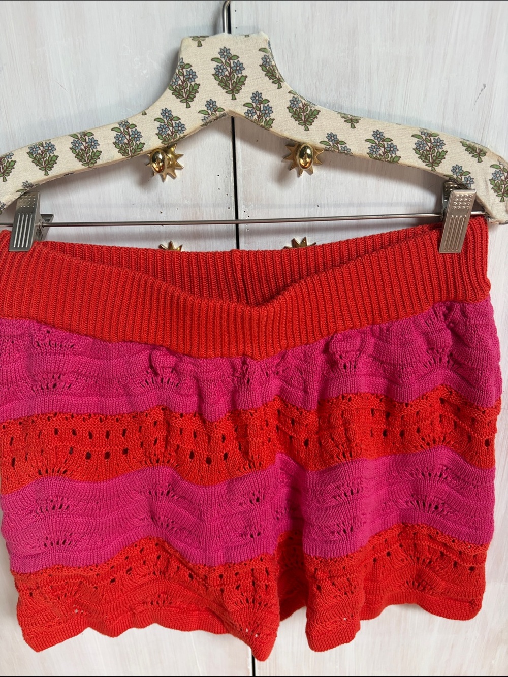 Anthropologie Women's Red & Pink Knit Wave  shorts